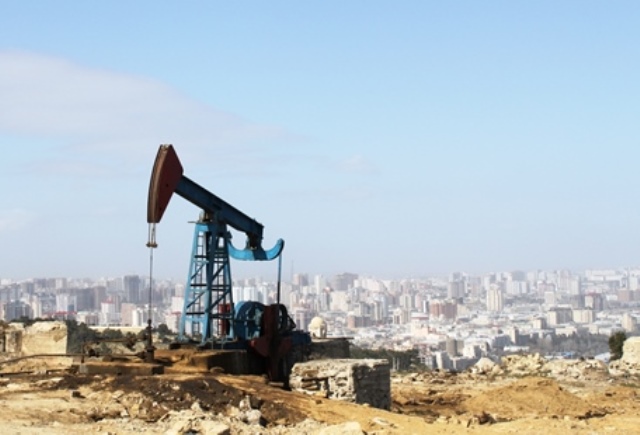 Цены на нефть начали снижаться на данных о неожиданном росте запасов в США